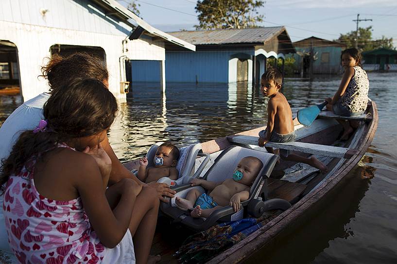 Анама, Бразилия. Местные жители во время разлива реки Рио-Солимоэс