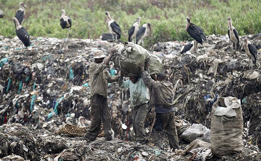 Найроби, Кения. Работа мусорщиков на свалке твердых бытовых отходов «Дандора»