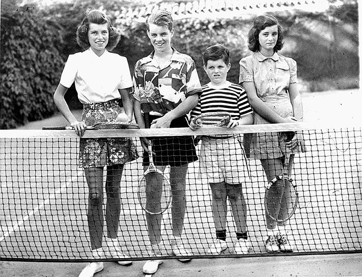 Роберт Фрэнсис Кеннеди родился в Бостоне 20 ноября 1925 года. Он стал седьмым ребенком в семье. Роберт считался любимчиком своего отца, Джозефа Патрика. Всего в семье Кеннеди было девять детей
&lt;br>
На фото слева направо: Роберт Кеннеди (второй слева) с братом и сестрами 