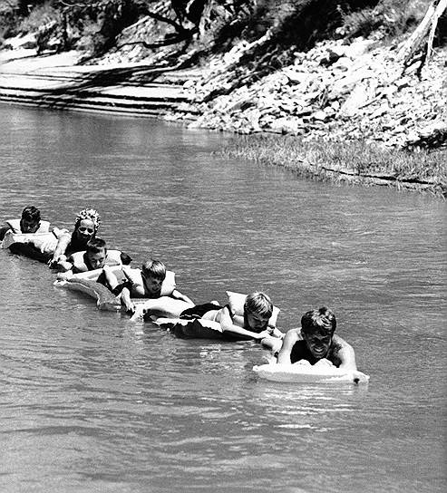 Роберт Кеннеди с семьей во время летнего отдыха