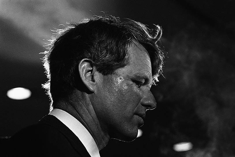 В администрации президента Роберт Кеннеди, как один из наиболее доверенных людей, был членом группы по разрешению «Карибского кризиса». Также он активно занимался вопросами гражданских прав