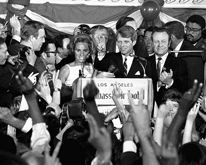 5 июня 1968 года, после победы на праймериз в Калифорнии и Южной Дакоте в качестве кандидата в президенты, Роберт Кеннеди был застрелен, когда шел через кухню отеля «Амбассадор» в Лос-Анджелесе. От полученного ранения он умер в госпитале спустя 26 часов