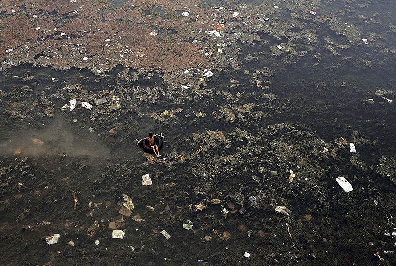 Бхубанешвар, Индия. Юный сборщик мусора на реке Куахаи