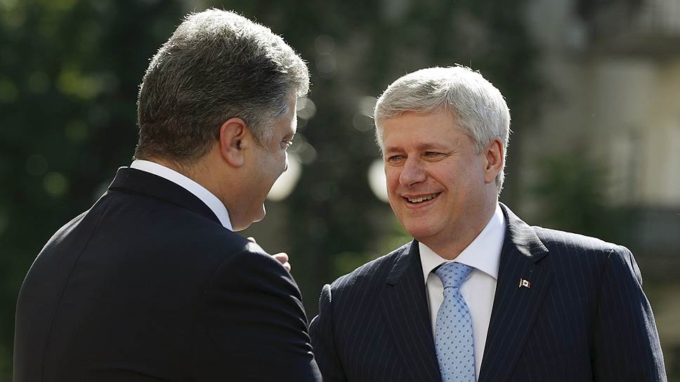 Президент Украины Петр Порошенко (слева) и премьер-министр Канады Стивен Харпер