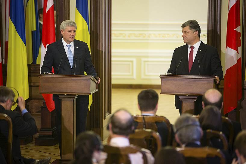 Президент Украины Петр Порошенко (справа) и премьер-министр Канады Стивен Харпер