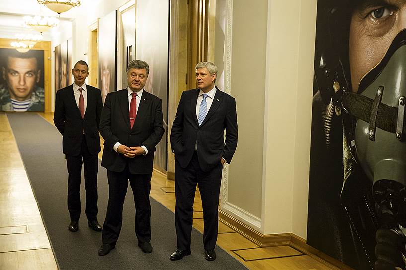Президент Украины Петр Порошенко (в центре) и премьер-министр Канады Стивен Харпер (справа)