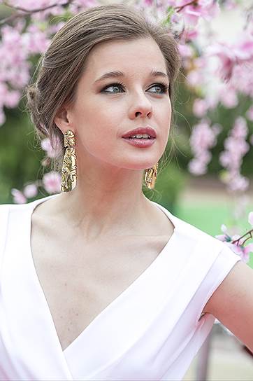 Актриса Екатерина Шпица отрепетировала макияж для кинофестивальной дорожки и, по ее словам, присмотрела для себя один из продуктов Guerlain, за которым вернется позже