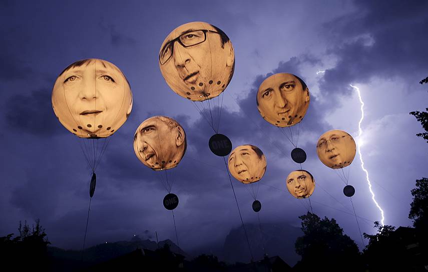 Гармиш-Партенкирхен, Германия. Надувные шары с портретами лидеров G7 во время грозы