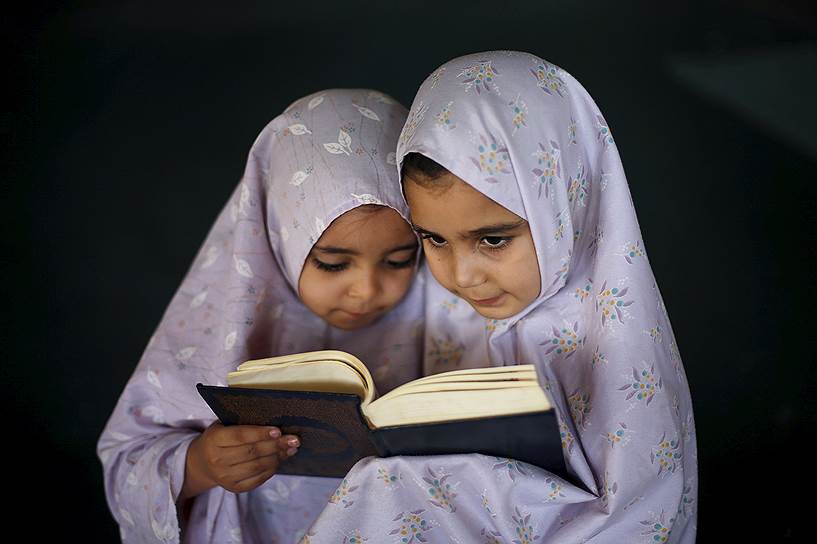 Газа, Палестина. Девочки во время урока по изучению Корана