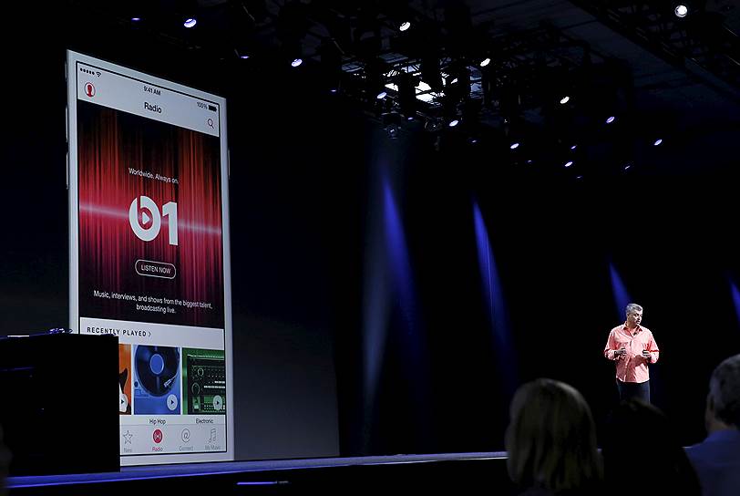 Предполагается, что сервис Apple Music составит на мировом уровне конкуренцию шведскому Spotify, который пока откладывает свой запуск в России &lt;br> На фото: старший вице-президент компании Apple по программному обеспечению Эдди Кью