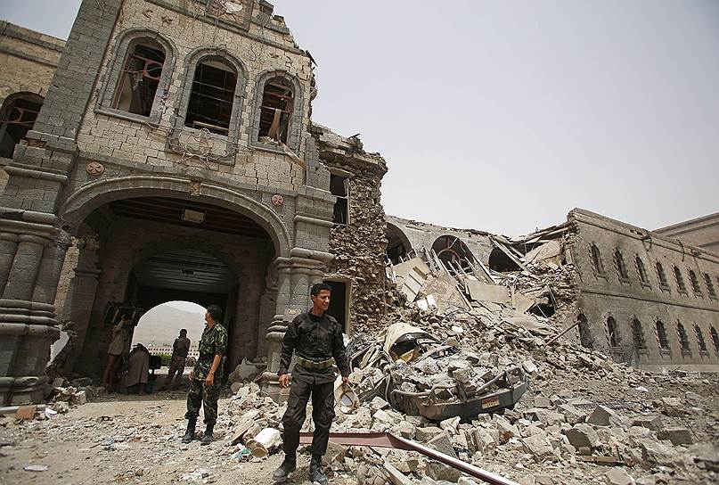 Сана, Йемен. Шиитские повстанцы перед зданием министерства обороны Йемена, которое было повреждено в результате авиаударов Саудовской Аравии 
