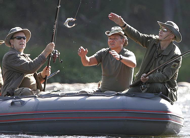 В 2007 году президент Владимир Путин совершил 48-километровый сплав по реке Енисей вместе с князем Монако Альбером II и тогдашним главой МЧС Сергеем Шойгу. Во время сплава президент России и князь Монако ловили рыбу, однако с клевом политикам не слишком повезло

