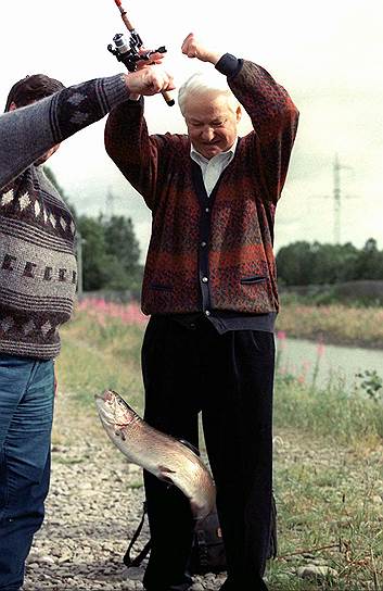 Много времени на рыбалке проводил и первый президент России Борис Ельцин. Он часто выезжал на ловлю с семьей и руководителями других государств. Жена Ельцина Наина отлично рыбачила и могла без труда поймать крупную рыбу