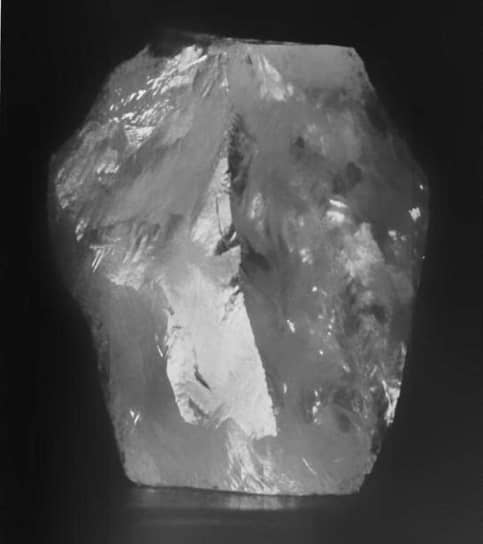 5 января 1905 года, в британской колонии Трансвааль был найден самый крупный в истории человечества алмаз — Cullinan. Камень «чистейшей воды» весил 3106 карат и имел размеры 10х6,5х5 см. В 1908 году алмаз Cullinan решили разбить на части и огранить. Через четыре года очти свет увидели два крупных, семь средних и 97 мелких бриллиантов. Сегодня Cullinan 1 (самый крупный осколок — 530 карат) известен как Звезда Африки — он украшает скипетр английского короля Эдуарда VII, который выставлен Сокровищнице Британской короны в Тауэре