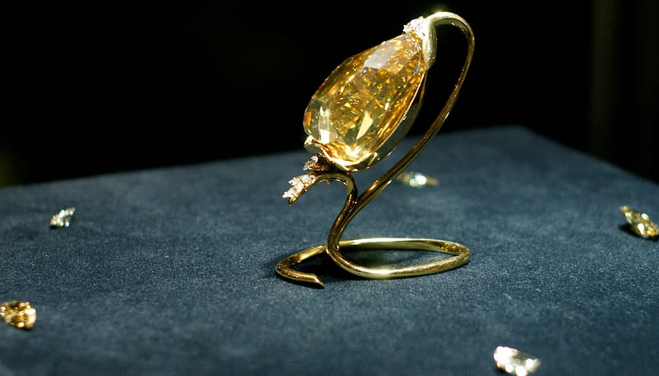 Алмаз Incomparable («Несравненный») был найден в начале 1980-х годов в Конго. Вес неограненного минерала составлял 890 карат — третий по величине когда-либо ограненный бриллиант. Из желтого алмаза получились 15 бриллиантов, самый крупный получил имя Incomparable (вес после огранки 407 карат). В 1988 году на аукционе Christie’s бриллиант стал самым крупным бриллиантом, когда-либо выставленным на продажу: за $12 млн бриллиант приобрел Теодор Горовиц из Женевы. В 2002 году Incomparable оказался на E-bay, цена на электронных торгах начиналась с $15 млн. Новым обладателем бриллианта стал шейх Ахмед Хассан Фитайхи из Саудовской Аравии. Цена в $16 548 750  стала рекордом за всю историю аукционов в интернете. С 2009 года Incomparable выставлен в Канаде, в Королевском музее Онтарио
