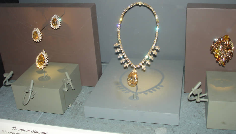 Алмаз Jubilee («Юбилей») был найден в 1895 году на той же шахте, что и алмаз Excelsior. Вес необработанного камня составлял 650 карат. При обработке получились два минерала — 40 и 600 карат, больший камень стал бриллиантом Jubilee (245 карат). В 1900 году консорциум торговцев демонстрировал бриллиант Jubilee на Парижской выставке, где его оценили в 7 млн франков, 35 лет спустя  бриллиант Jubilee был выставлен на продажу ювелирным домом Картье по цене 75 000 фунтов. Сегодня бриллиантом владеет Роберт Муавад, у камень выставлен в Смитсоновском музее в Вашингтоне