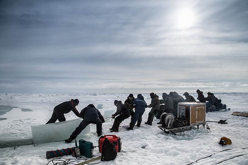 Участники экспедиции «Кара-зима 2015». Выполнение исследовательских работ на льду.