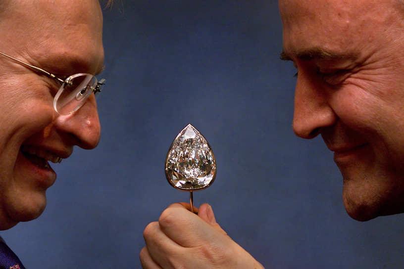Алмаз, из которого впоследствии был изготовлен бриллиант «Звезда тысячелетия», был добыт в 1990 году в Заире. Благодаря своему весу (777 карат) камень занял шестую строчку в списке самых крупных необработанных алмазов в мире. На огранку камня ушло три года, в обработанном виде «Звезда Тысячелетия» весит 203 карата. В 2000 году его включили в коллекцию De Beers Millenium Blue Diamonds Jewels как центральный камень. Сейчас бриллиант Звезда Тысячелетия находится в Лондоне — в здании Купола Миллениум