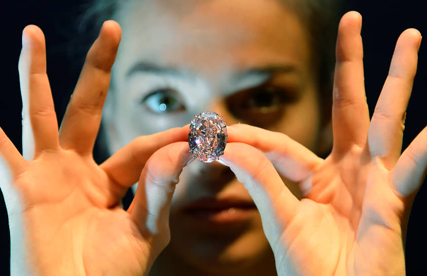 Розовый алмаз весом 132,5 карат был обнаружен на руднике в Южной Африке в 1999 году, после двухгодовой огранки бриллиант получил имя «Steinmetz Pink» и вес 59,6 карат. В 2003 году бриллиант был впервые представлен в Монако, а затем продан в 2007 году неизвестному покупателю за неназванную цену, после чего получил новое название — The Pink Star («Розовая звезда»). В ноябре 2013 года бриллиант был продан в на аукционе Sotheby&#39;&#39;s за $83 млн, побив все рекорды цены на бриллианты. Однако в 2014 году стало известно, что покупатель не смог расплатиться за бриллиант и Sotheby&#39;&#39;s выкупил камень для себя за $72 млн