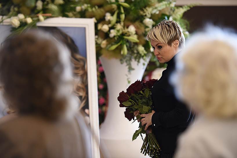 Певица Катя Лель во время церемонии прощания с певицей Жанной Фриске 