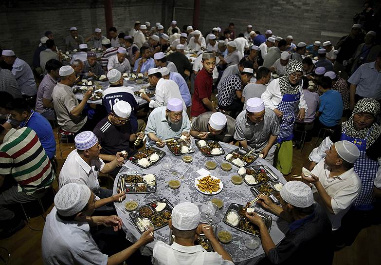 Пекин, Китай. Мусульмане во время завтрака в мечети в первый день священного месяца Рамадан