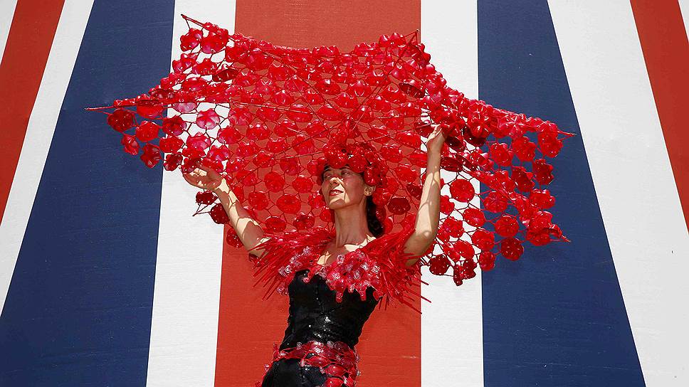 Аскот, Великобритания. Традиционный парад шляпок в «День леди» на скачках Royal Ascot