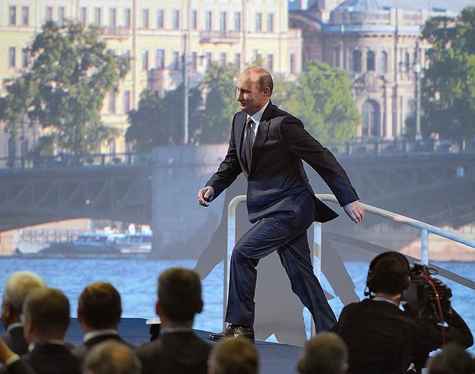 День второй. Президент России Владимир Путин перед выступлением на пленарной сессии ПМЭФ