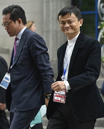 Китайский предприниматель, основатель и председатель совета директоров компании Alibaba Group Джек Ма (справа) 