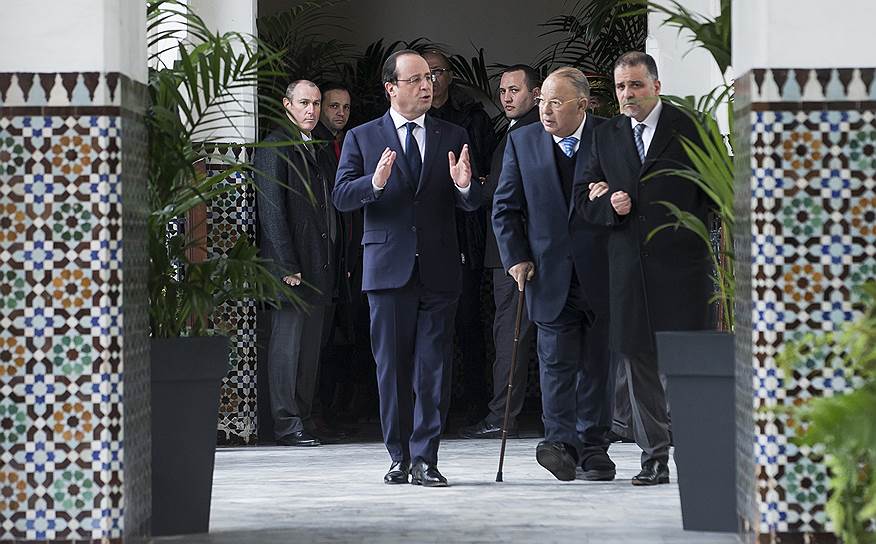 Президент Франции Франсуа Олланд (слева) надеется расширить электоральную базу социалистов за счет мусульман (второй справа — глава Совета мусульман страны Далиль Бубакер)


