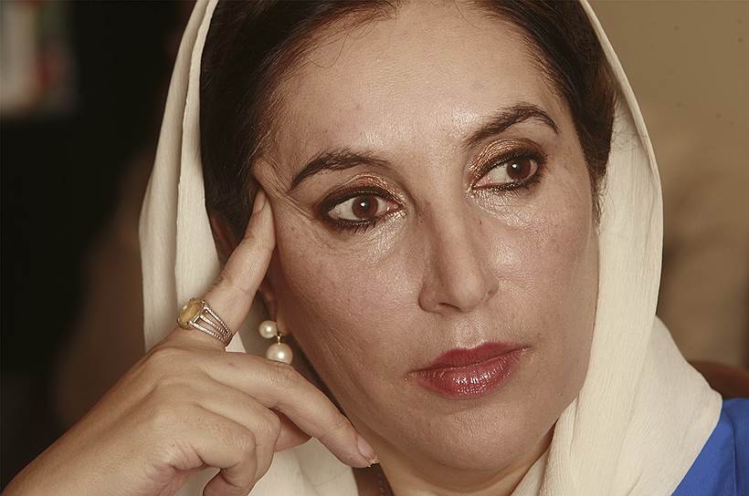 В октябре 2007 года в Пакистан из Дубая вернулась экс-премьер Беназир Бхутто. Она покинула Пакистан в 1999 году после выдвижения обвинений в коррупции. Госпожа Бхутто возглавила оппозиционную Пакистанскую народную партию, но в декабре 2007 года погибла при теракте