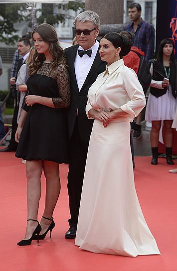 Режиссер Александр Стриженов  с женой, телеведущей Екатериной (справа) и дочерью Александрой