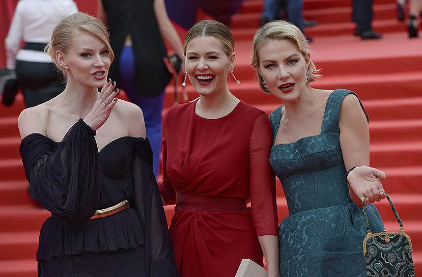Слева направо: актрисы Светлана Ходченкова, Мария Кожевникова и Рената Литвинова