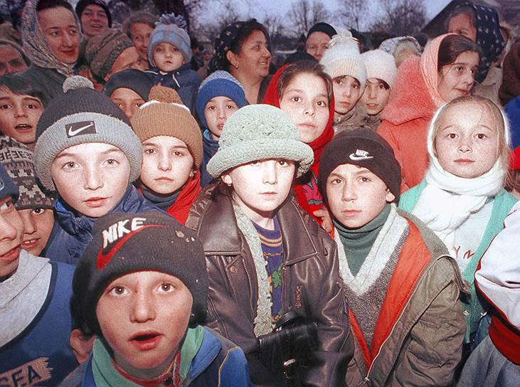 2000 год. Чеченские женщины и дети во время встречи с министром внутренних дел России Владимиром Рушайло