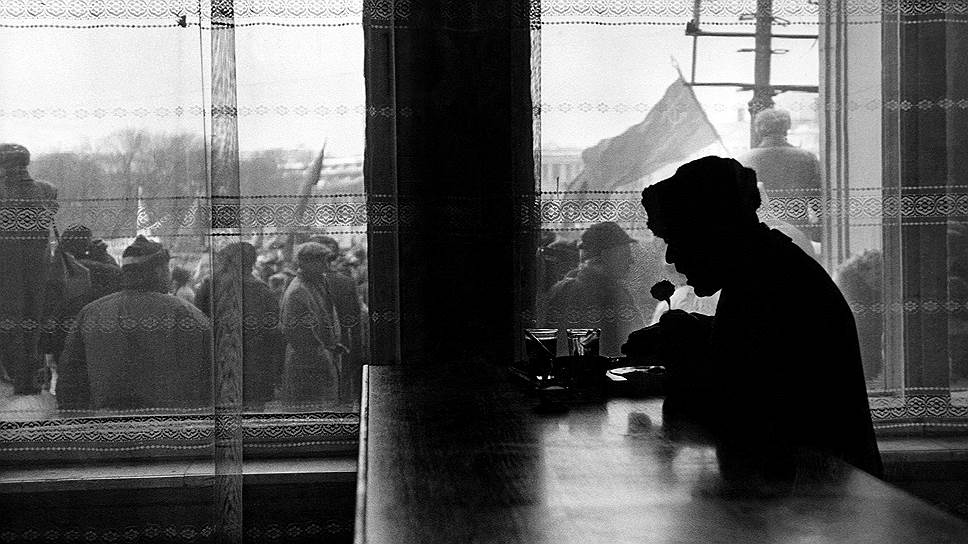 1993 год. Пожилой мужчина ест в столовой у окна, за которым идет митинг коммунистов против демократического режима правления президента России Бориса Ельцина