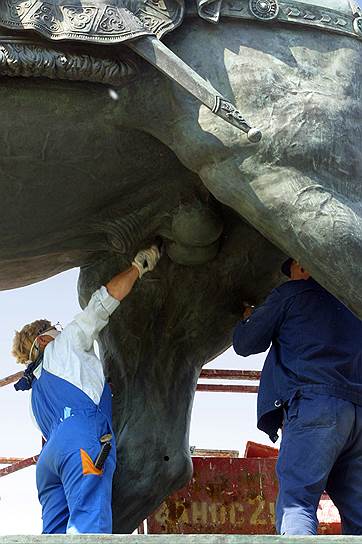 2001 год. Рабочие чистят памятник Юрию Долгорукому