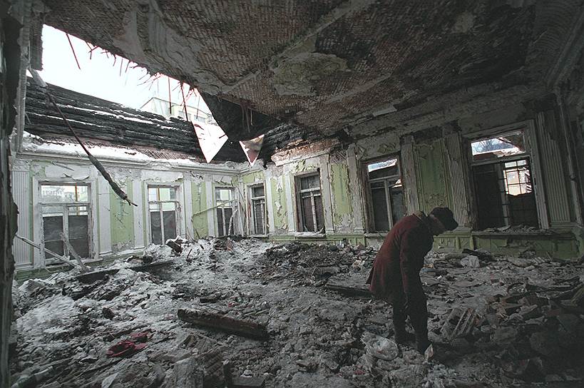 2001 год. Здание Академии нового мышления на Пятницкой улице после пожара