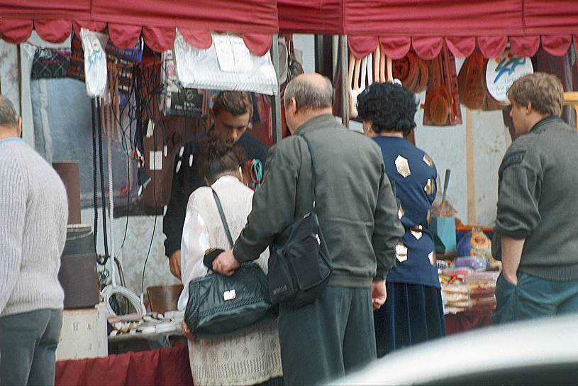 1998 год. Задержание сотрудниками московской милиции карманного вора с поличным на одном из оптовых рынков города: вор разрезает у женщины сумку