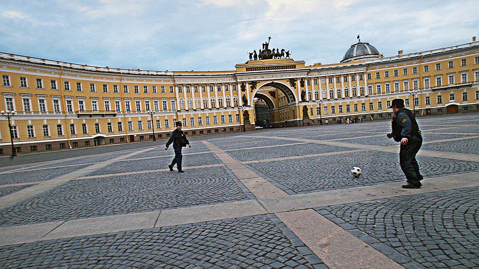 2004 год. Работники охраны играют в футбол на Дворцовой площади во время белых ночей