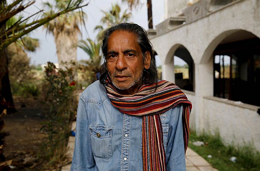 Мохамед Аюб — беженец из Пакистана, он живет в заброшенном отеле на острове Кос (Греция), в который временно заселяют мигрантов