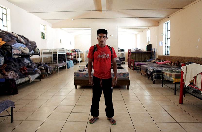 Руди Уильямс, мигрант из Гондураса, живет в лагере для беженцев «Посада Белен» в Сальтильо (Мексика) и никогда не расстается со своим рюкзаком