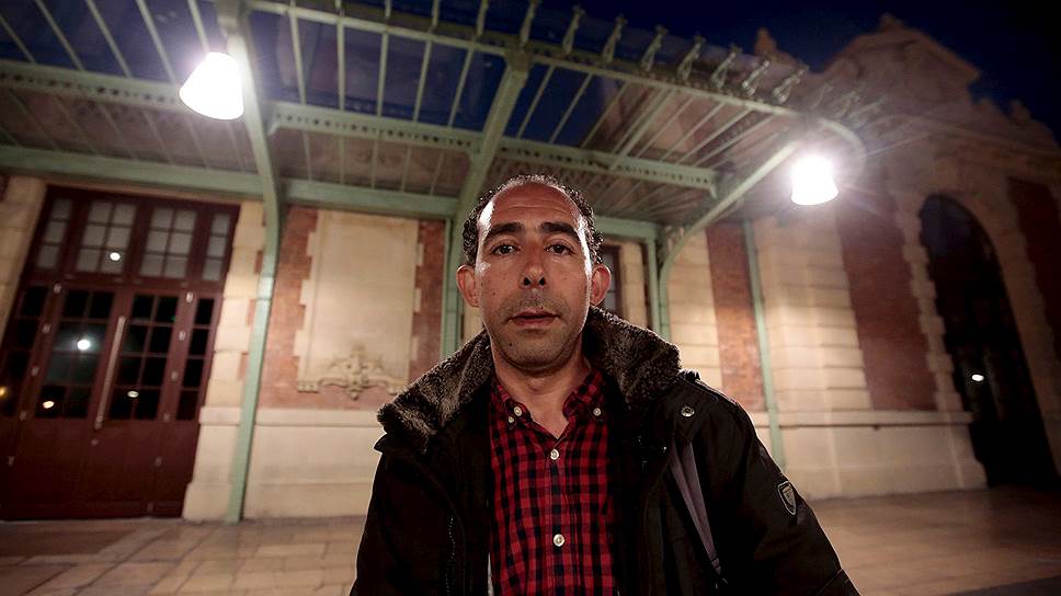 Икхам Эль Корати эмигрировал во Францию в 2011 году, после того как в Ливии началась война. В Мисрате, где он жил раньше, у Икхама было свое кафе