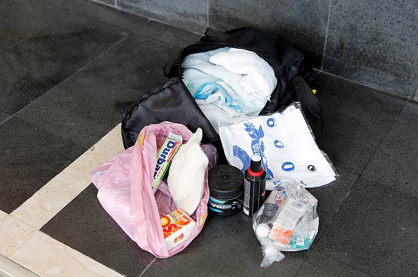 Все, что есть у Фераса — набор лекарств, полотенца и средства гигиены — помещается в небольшую спортивную сумку