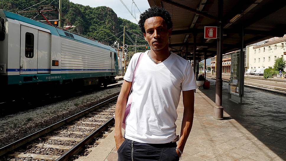 Дежен Эйсфо уехал из Эритреи, потому что не мог прожить на зарплату учителя ($5 в неделю). Эйсфо планирует получить убежище в Швеции, где живет его брат