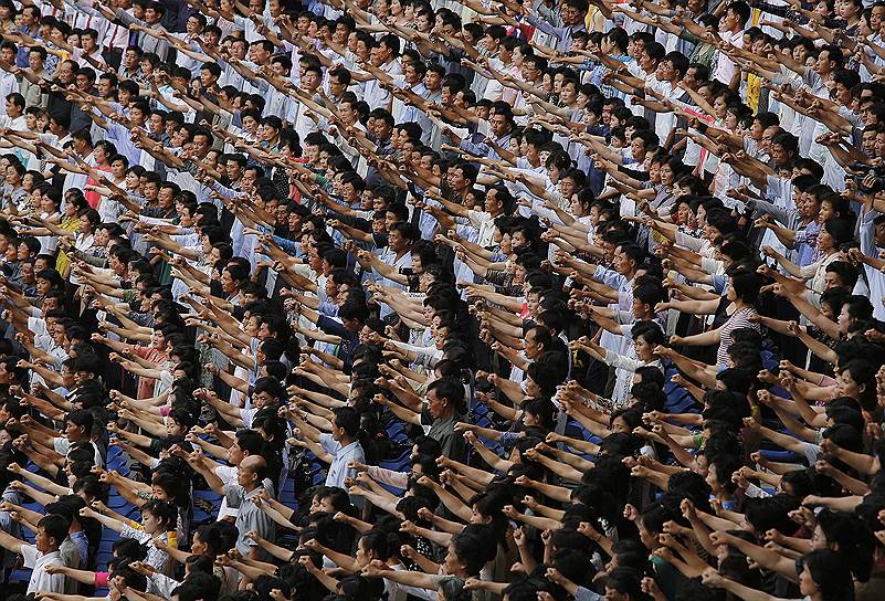 Пхеньян, Северная Корея. Примерно 100 тыс. человек вышли на митинг в день борьбы против агрессии США