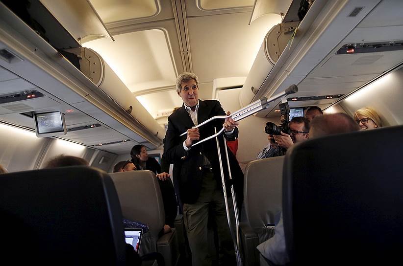 Вашингтон, США. Государственный секретарь США Джон Керри общается с репортерами перед вылетом в Вену