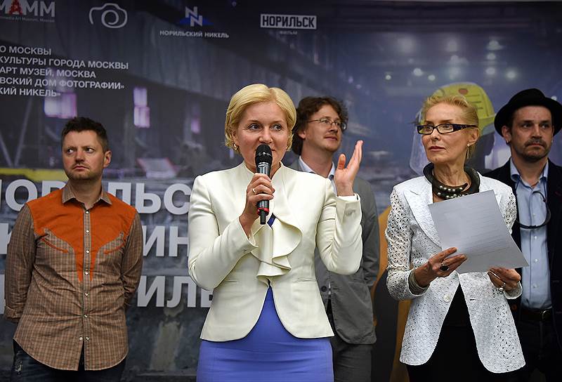 Вице-премьер Ольга Голодец (слева) и Ольга Свиблова (справа) открывают выставку «Норильск. Из прошлого в будущее» В МАММ