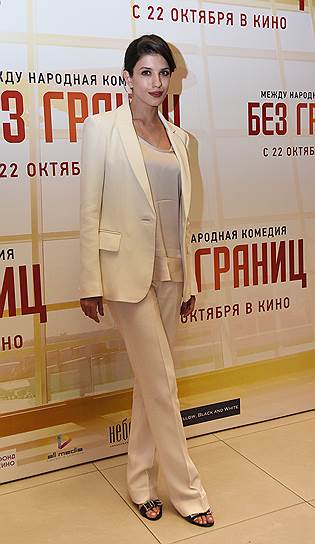Актриса Анна Чиповская на этом фото напоминает нам о том, когда фильм «Без границ» покажут широкому зрителю