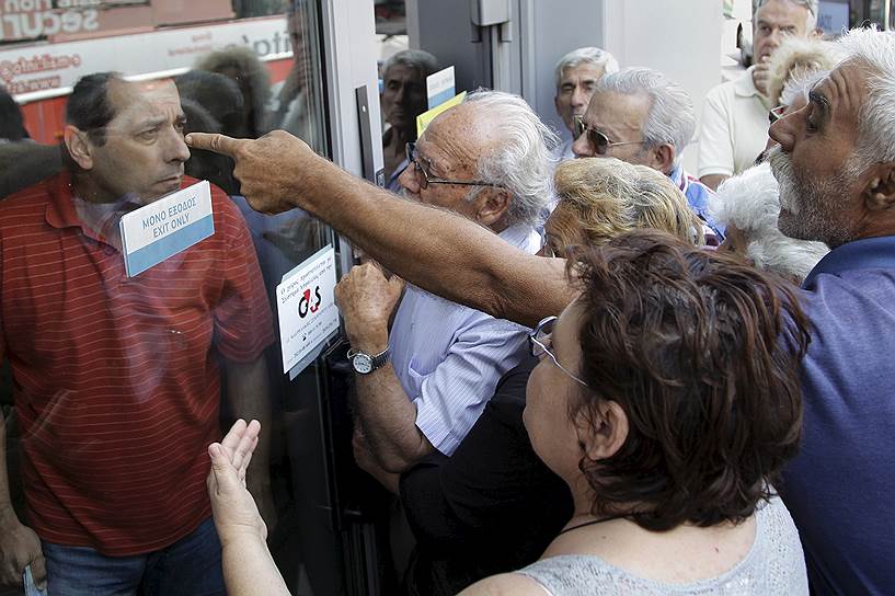 29 июня 2015 года греческое правительство приняло решение временно приостановить работу банков. В Афинах обеспокоены резко возросшим оттоком средств из банков — за несколько дней изъятие средств со счетов превысило €1,3 млрд. после того как премьер-министр страны Алексис Ципрас призвал граждан голосовать против обмена жестких реформ на выделение финпомощи

