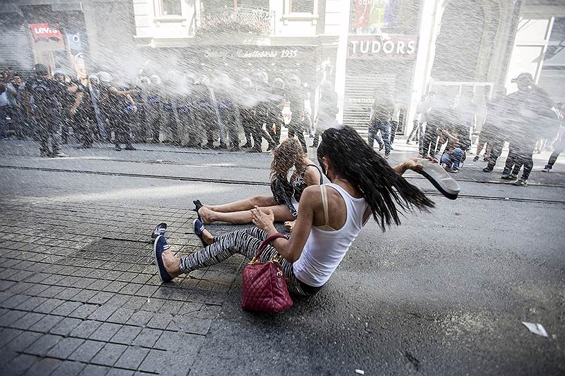 Стамбул, Турция. Разгон участников гей-парада возле площади Таксим