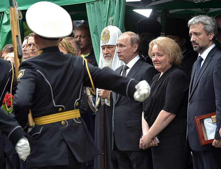 Слева направо: патриарх Кирилл, президент России Владимир Путин, вдова Евгения Примакова Ирина и внук Евгений Сандро 